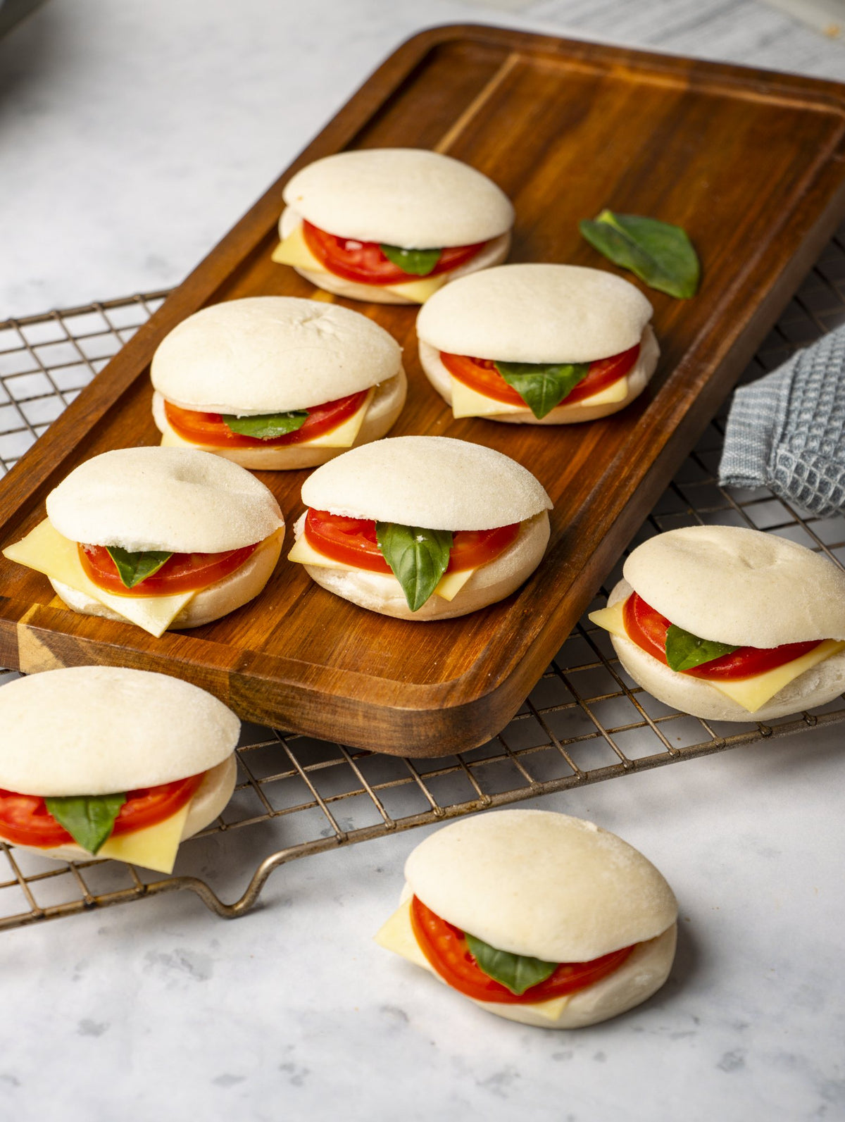 Arabitos caprese (tomate, albahaca y queso)