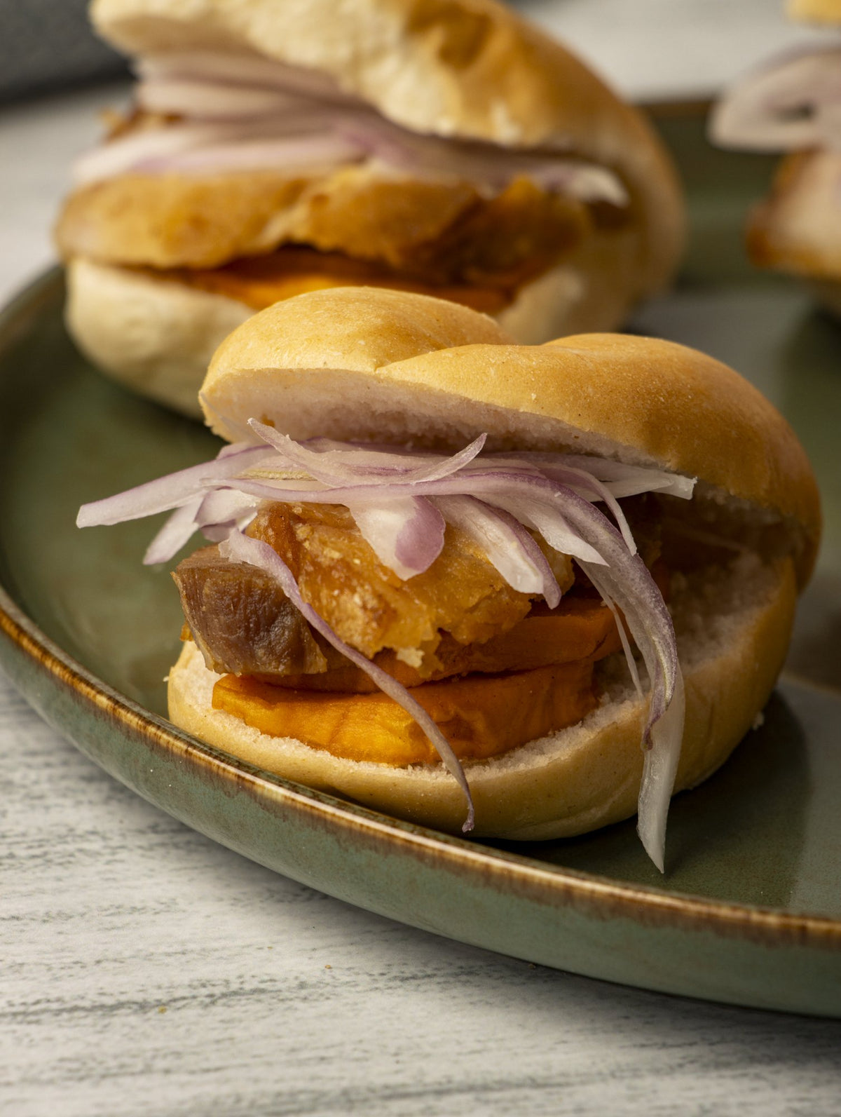 Mini francés con chicharrón y camote frito