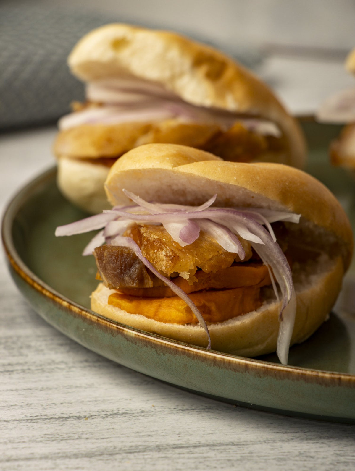 Mini francés con chicharrón y camote frito