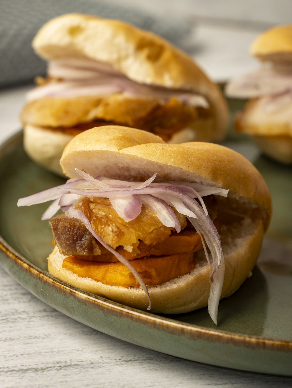 Mini francés con chicharrón y camote frito