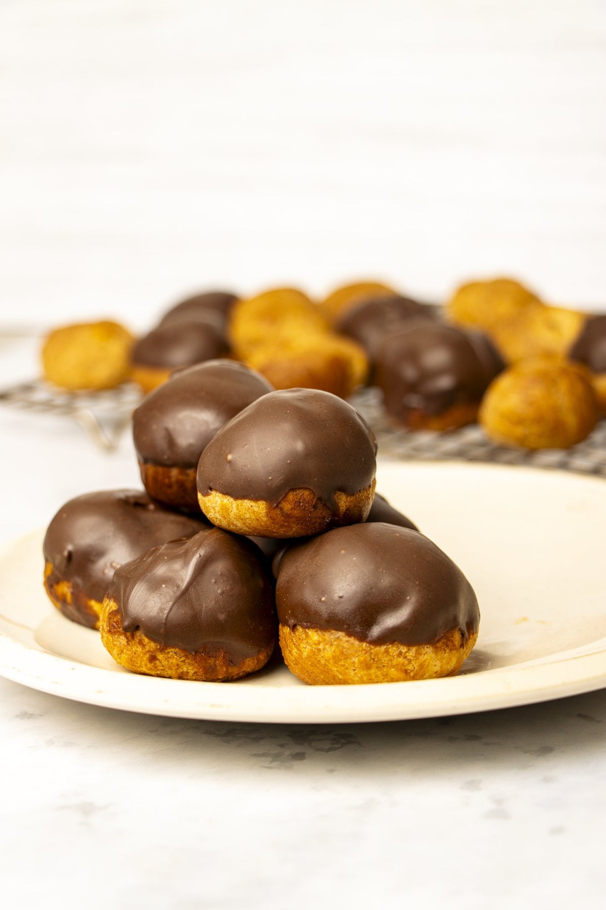 Profiteroles de crema pastelera y chocolate