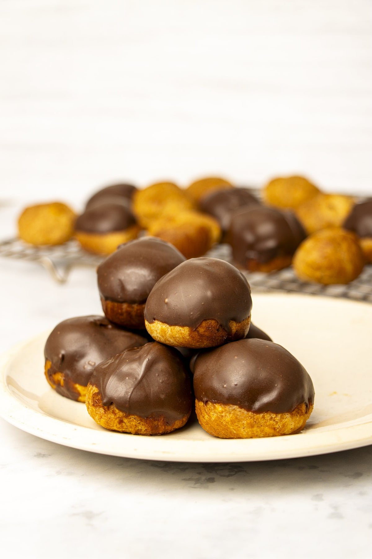 Profiteroles de crema pastelera y chocolate
