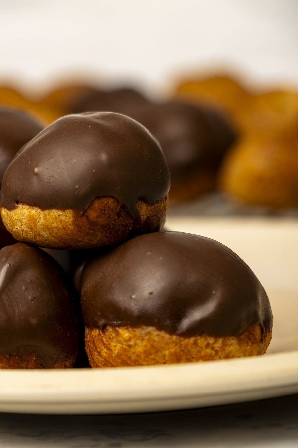 Profiteroles de crema pastelera y chocolate