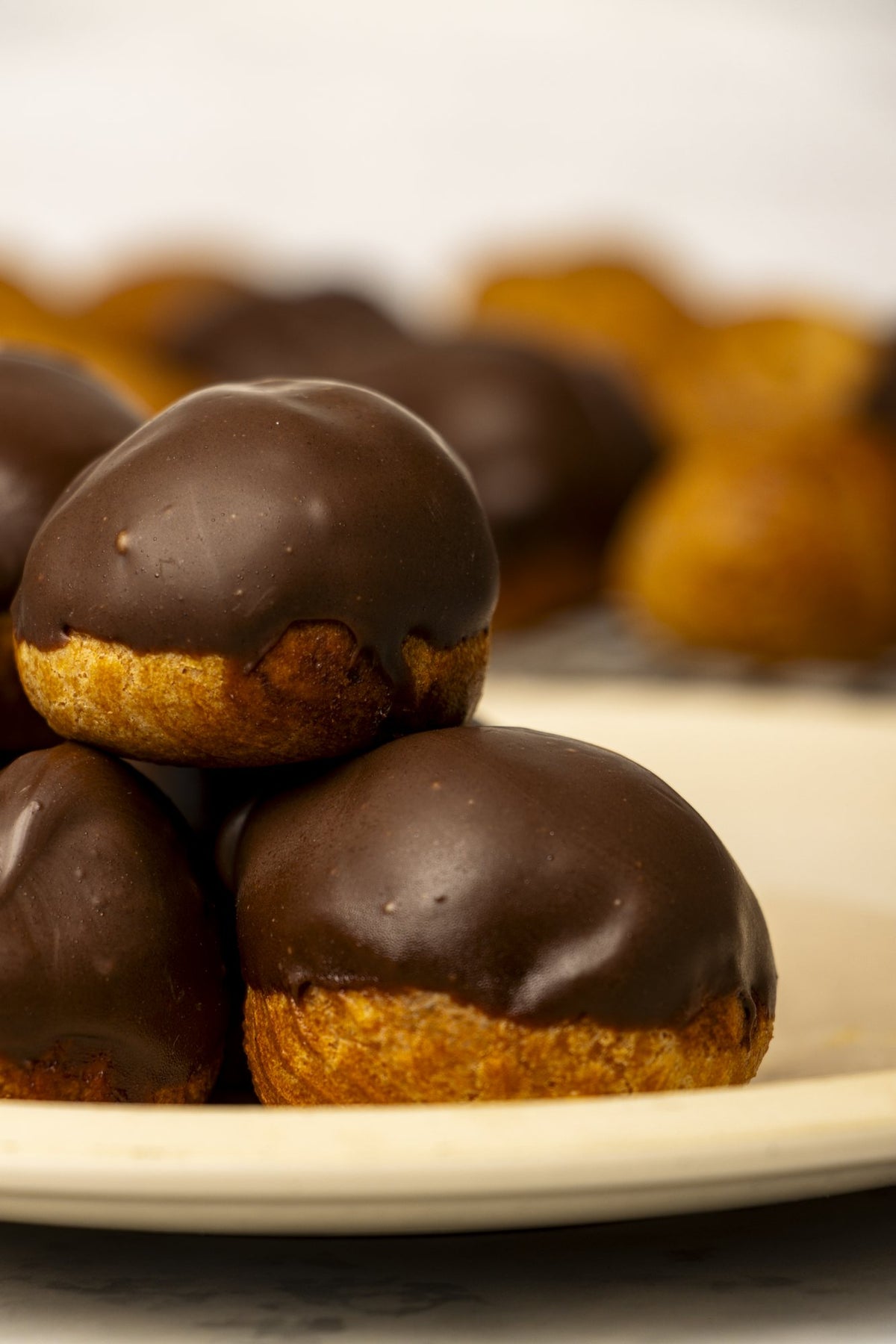 Profiteroles de crema pastelera y chocolate